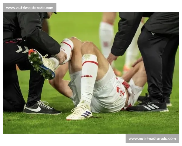 科隆防线遭重创!许伯斯战多特膝伤缺阵半年